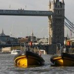 alt="speedboats with London Bridge"